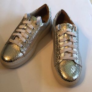 Silver sneakers Design Lab never worn size size 7.5